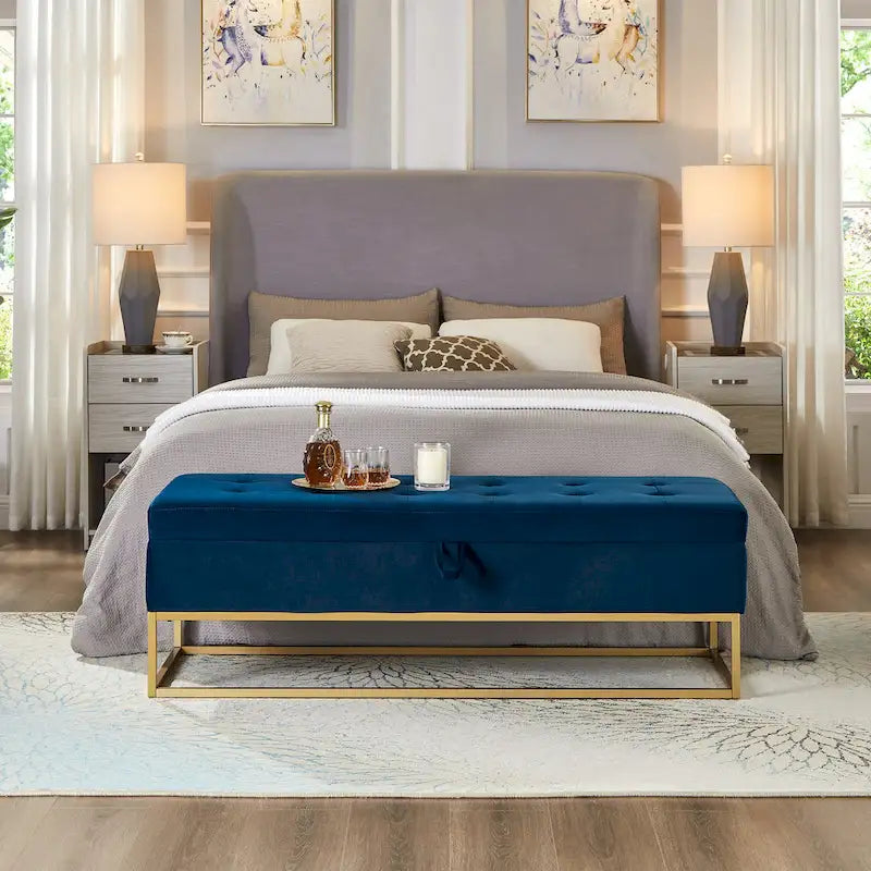 Banc de rangement en velours capitonné avec piètement en métal doré