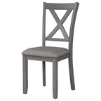 Ensemble de salle à manger traditionnel gris en bois, composé d'une table, de quatre chaises rembourrées et d'un banc.