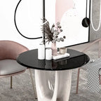 Plateau de table rond en verre trempé noir épais, bords biseautés et polis.