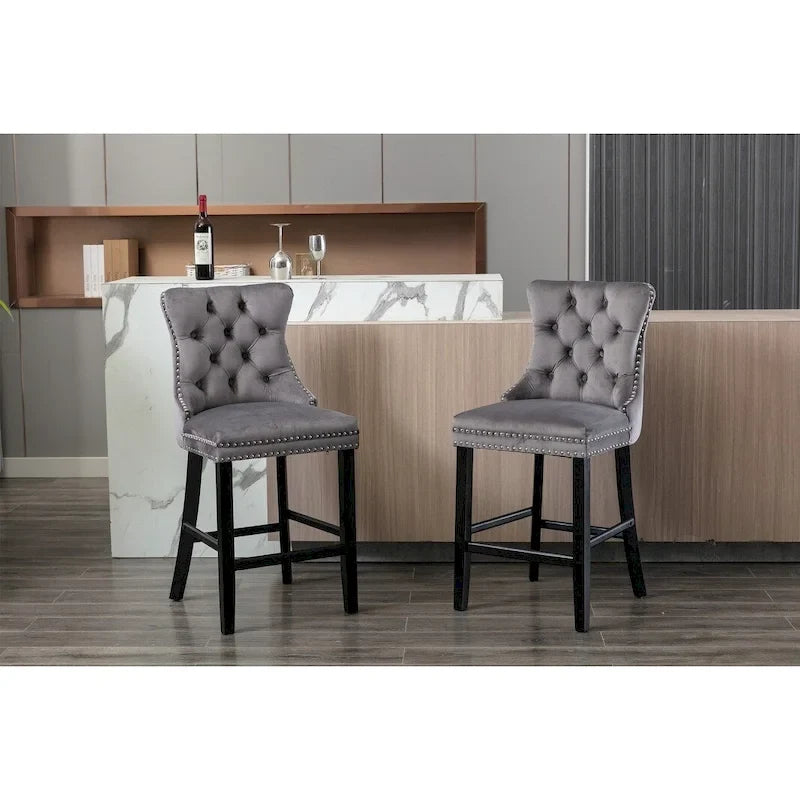Tabourets de bar contemporains en velours capitonné, pieds en bois et garniture cloutée chromée, lot de 2