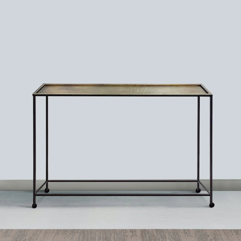 Table console Aurelia 122 cm, plateau en bronze antique martelé artisanalement, structure en fer noir de style industriel