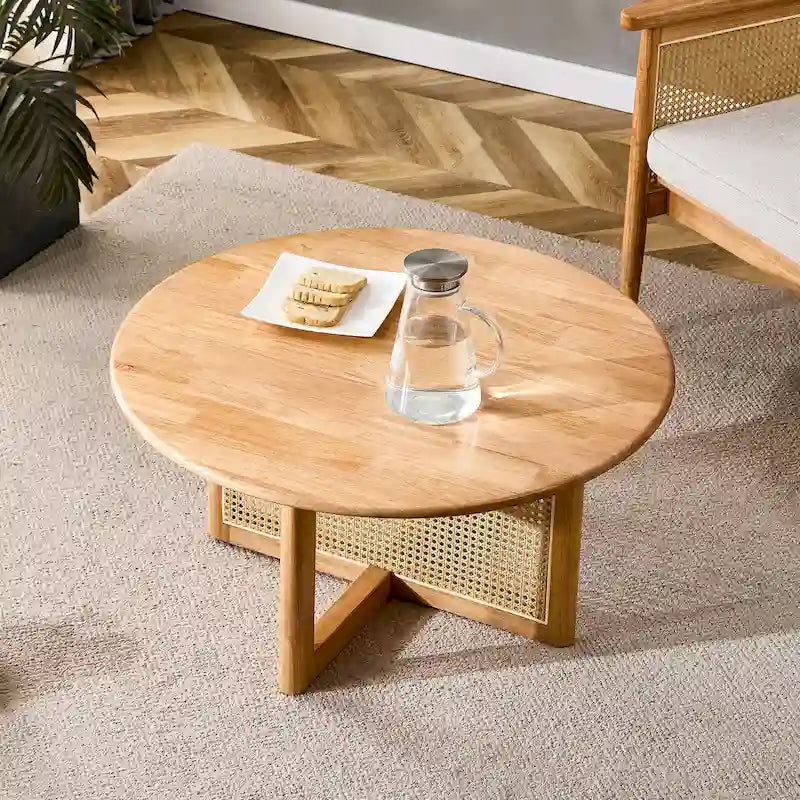 table basse en bois avec accents en faux rotin