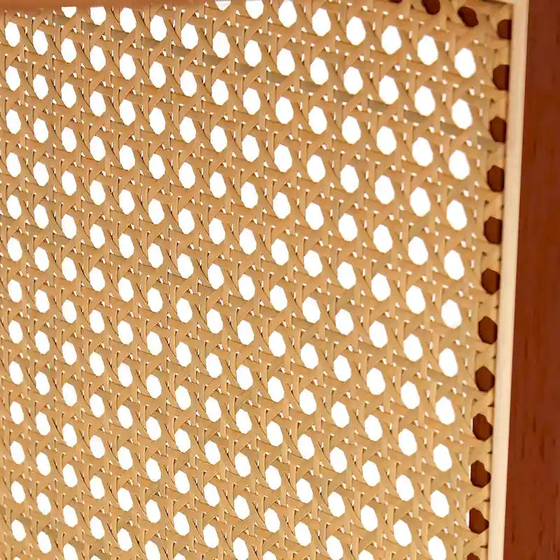 table basse en bois avec accents en faux rotin