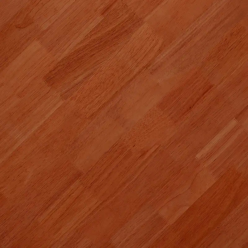 table basse en bois avec accents en faux rotin