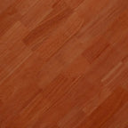 table basse en bois avec accents en faux rotin