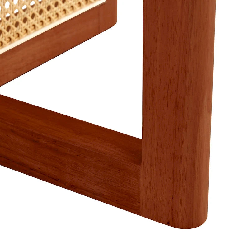 table basse en bois avec accents en faux rotin