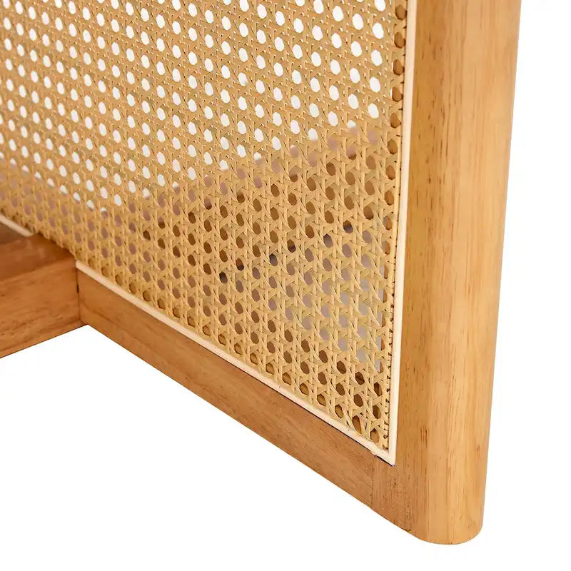 table basse en bois avec accents en faux rotin