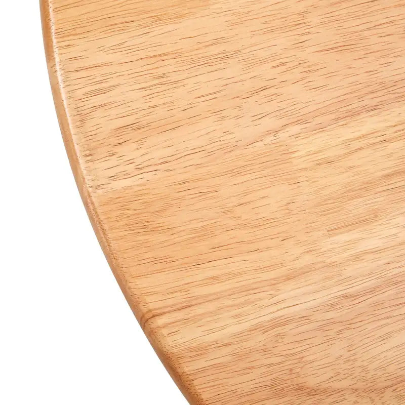 table basse en bois avec accents en faux rotin