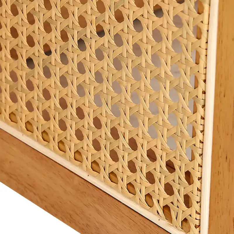 table basse en bois avec accents en faux rotin