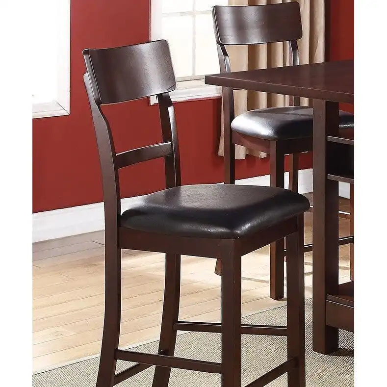 Ensemble de 2 chaises de salle à manger en bois massif marron, hauteur comptoir, dossier rembourré et original.